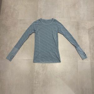 lululemon long sleeve blue patterned swiftly tech size 6 with thumb holes